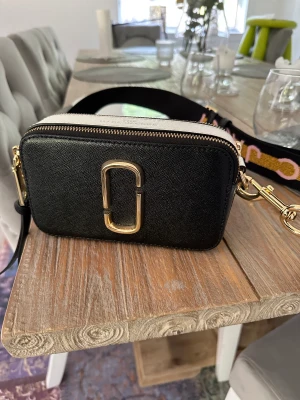 Marc Jacobs väska  - Denna väskan är använd ett fåtal gånger. Ordinarie pris på denna väskan är 5100kr men säljer den för 3500. 