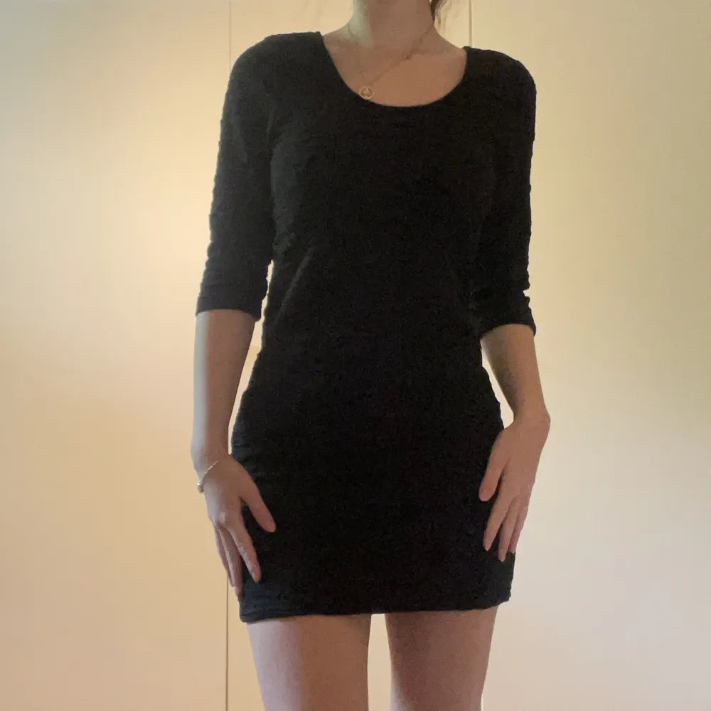 Jätte fin svart klänning, jae 166. Klänningen är oanvänd men köpt secondhand. 💞. Klänningar.