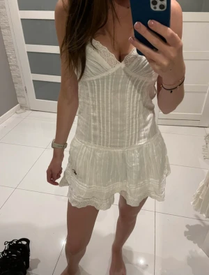 Sommarklänning  - Vit sommarklänning i storlek XS från hollister 