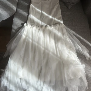 Vit klänning  - Är använd bara en gång. Köpte för cirka 800 kr.