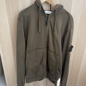 Stone Island Zip Hoodie - Stone Island zip hoodie, olivgrön, storlek XXL men sitter som en XL. Bra skick! 