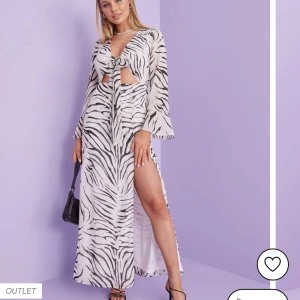 Klänning från Nelly - Säljer denna klänning från Nelly som tyvärr inte kommer till användning. Den är endast testad. Nypris 800kr. Köparen står för frakten.