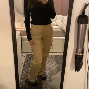 Cargo byxor - Säljer helt nya cargo byxor som ej har används, de är i färgen beige och sitter jätte bra🦋