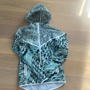 Tunn jacka från Nike Small - Tunn jacka i fint skick från Nike. 