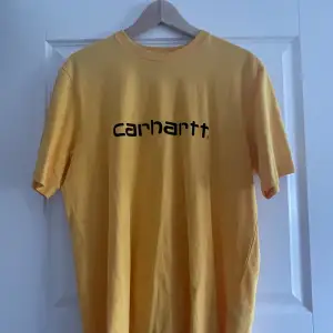 Gul Carhartt t-shirt i storlek M. Använd max en gång.
