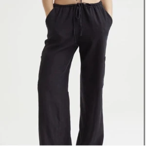 Svarta Linnebyxor H&M - Säljer ett par svarta linnebyxor från H&M. Storlek XXS men passar även mig som har XS-S. Använda ca 3 gånger, så i toppen skick. Köpta förra året så tvekar på att de finns kvar hos H&M. 💕
