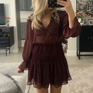 Zebra klänning zara  - Så fin klänning från Zara❤️Verkligen perfekt till sommaren!! Köpt förra året och helt slutsåld nu! Jag är 160 lång! 