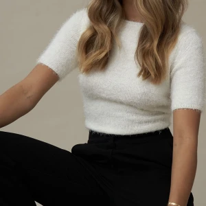 Fluffig vit topp, öppen rygg - Topp från Hanna schönberg kollektion. Bra skick