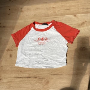 T shirt  - Rensar garderoben, köpt från Erikshjälpen men aldrig använd 
