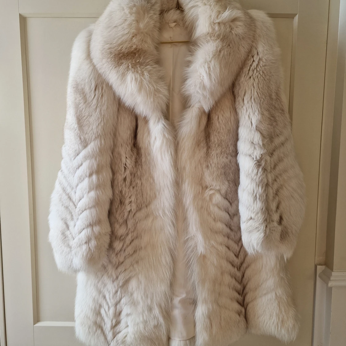 Lyxig vit pälsjacka