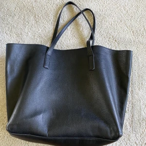 Svart väska - Väskan är använd men i bra skick, se linjalen på sidan för att uppfatta storlek.