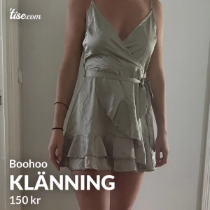 Klänning - Grön/sagegrön klänning från boohoo med prislapp kvar. Säljer pga för kort (är 180cm) justerbara axelband och knytning i midja. Storlek M. 