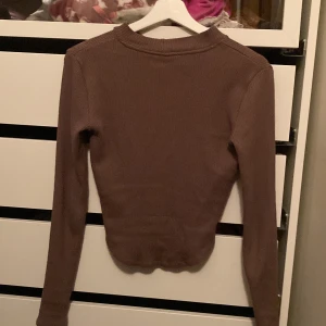 Långärmad tight tröja  - Brun långärmad tröja som är ribbad och sitter tight 