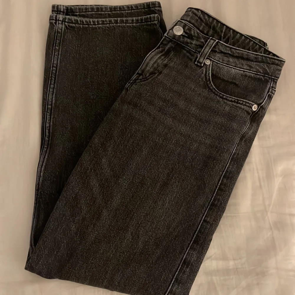 Lågmidjade jeans från weekday i modellen arrow. Köpte förra året för 500kr.. Jeans & Byxor.