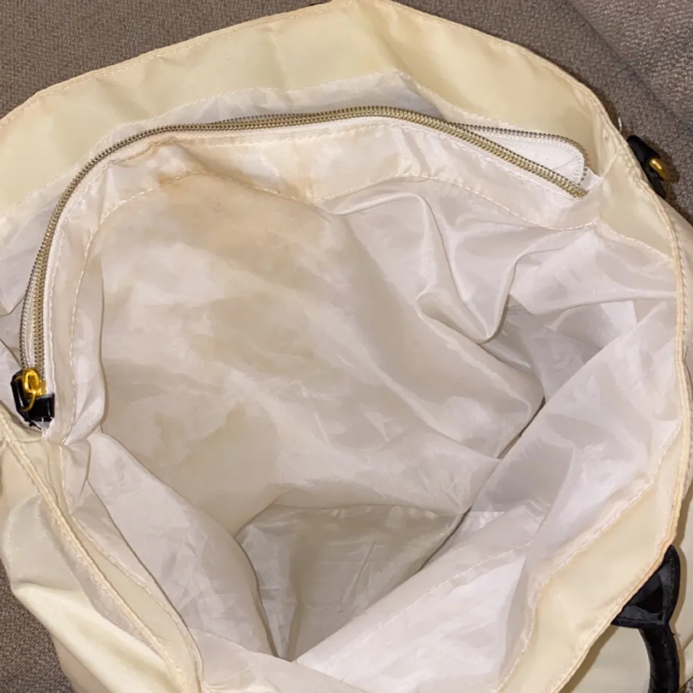Säljer min Moschino väska, väskan har använts några gånger och har synliga bruna fläckar inuti väskan, pga smink. Därav priset :) . Laukut & Käsilaukut.