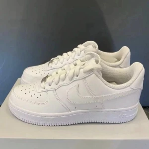 Air Force 1 - Air Force1. Stl 36. Nyskick. Priset är prutat och klart. Kan mötas upp i Västerås eller frakta då köparen står för frakt.