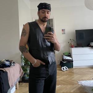 Skinnväst  - Snygg och tunn skinnväst i storlek M/L. Väldigt fint och mjukt läder och snygga knappar. 