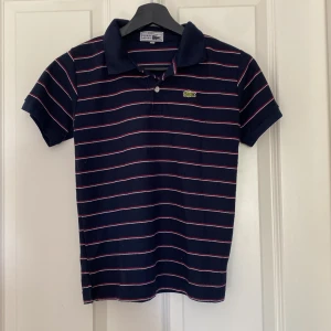 Lacoste piké tröja - En Lacoste piké tröja, väldigt fint skick nästan aldrig använd och är väldigt mjuk.