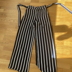 Byxor rutiga - "Flowiga" byxor från Forever 21, köpta i Los Angeles vilket gör dem unika. Resår på baksidan. 