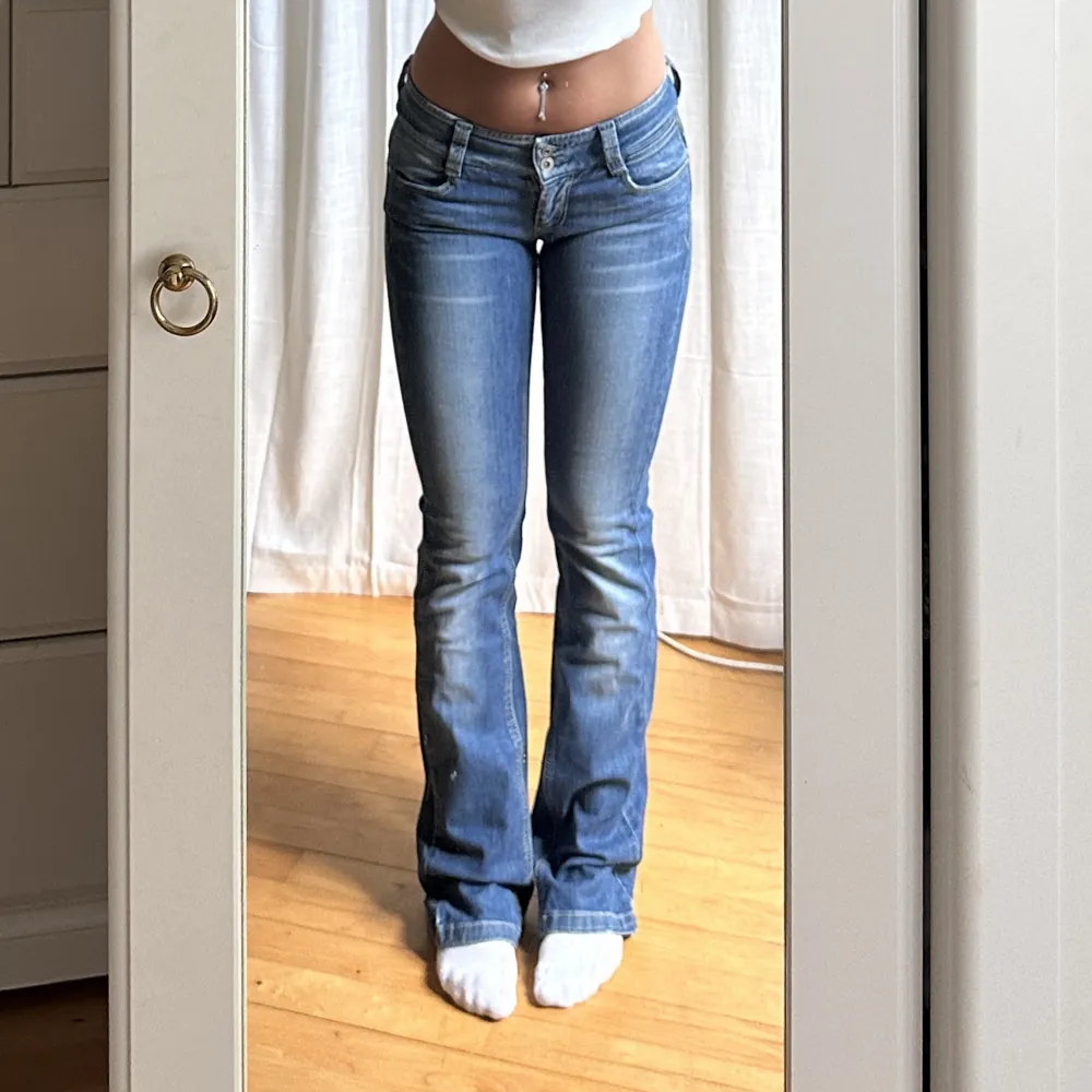 Lågmidjade jeans med fina fickor vintage från Bikbok💓midja 76 innerben 89 jae 165. Jeans & Byxor.