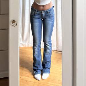 Lågmidjade jeans med fina fickor vintage från Bikbok💓midja 76 innerben 89 jae 165