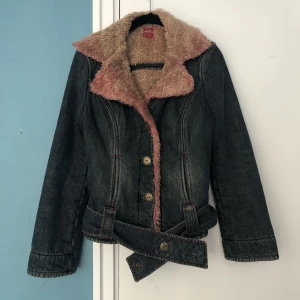 Miss Sixty Jeansjacka - Så jävla snygg jeansjacka med rosa fejkpälsfodring! Skulle behållt men inte riktigt min stil som jag trodde! ❤️Kommer med snyggt bälte som är avtagbart. Står XS i men passar mig som har S i det mesta 