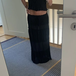 Långkjol  - Säljer min unika och jättesnygga långkjol, kjolen har ett band som man drar åt och knyter så den passar många❤️