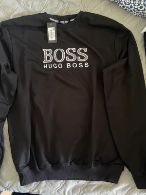 Ny Hugo Boss sweatshirt  - Helt ny. De står XXL men den sitter som XL/L. Priset går att förhandla vad snabb köp. 