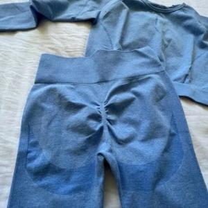 Blått träningsset - Säljer detta set i nyskick då jag inte får användning för det. Storlek S men passar xs med. Säljer båda delarna för 100kr.