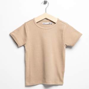 Beige ribbad t-shirt i bra skick. 