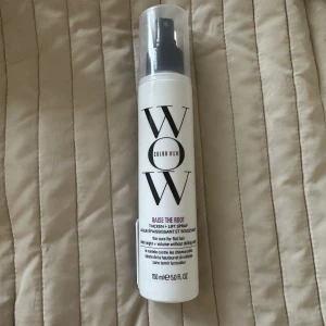 Colorwow raise the root  - Den omtalande hår lyftande spray från Colorwow!  Denna produkt är till för volym och tjocklek i hårbotten, kan användas på både vått och torrt hår. Har en till sån och äälskar den! Sjuk volym på bara några sekunder. ALDRIG ANVÄND