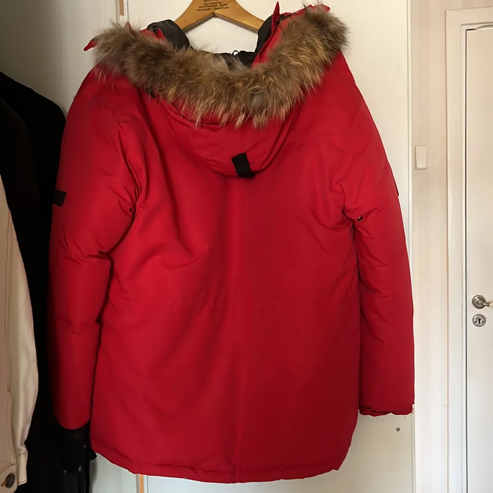 Säljer min röda Canada Goose jacka då jag ej använder den och tänker att denna jacka ska värma någon annan.  Jackan är i gott skick men tecken på användning finns. Den har inga  fläckar, hål eller sådana skråmor.  Dragskedjan är lite småkrånglig. . Jackor.