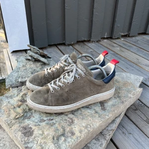 Golden Goose skor - Golden Goose Starter i fint skick! Riktigt feta nu inför sommaren. Passar 42/43. Nypris ca 4-5k. Steal‼️ Bara skriva vid frågor! Mvh W