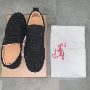 Louboutin skor - Säljer dessa nästan helt nya Loubs för ett sjukt rimligt pris. De är storlek 40 men passar 42-42,5. Alla tillbehör tillkommer, (box, dustbag osv). Skick 9/10.  Tveka inte att höra av dig för flera bilder eller frågor. Mvh Jesse