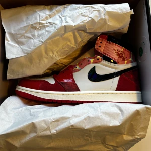 Jordan 1 High - Spider-man across the spider-verse - Denna sko släpptes av Nike i samband med att den nya Spiderman filmen hade premiär. Designen av skon är inspirerad av den klassiska Jordan 1 ”Chicago” men med en twist av konststilen som ofta används i serietidningar. Helt ny sko, endast upptagen för foto