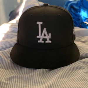 La keps svart - Helt ny LA keps svart, har en lite påse man får med. Tar emot byten, man måste swisha innan jag skickar iväg dem