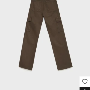 Stradivarius cargo byxor  - Har knappast använt byxorna för de är inte min stil. De är i storlek 38. Säg till om du vill ha fler bilder💓