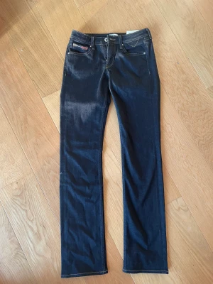 Tommy Hilfiger jeans - Svin snygga Tommy Hilfiger som står att de är mod waist fast sitter Low waist. Endast testade, aldrig andvända! Svin snygga men säljer för att de är för stora. Nypris ligger vid ca 1000kr men är behov av pengar så säljer för 500! 