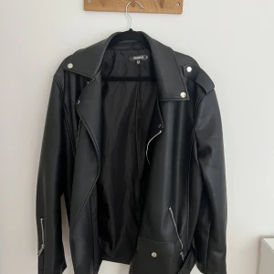 Skinnjacka missguided - Säljer min älskade jacka från missguided. Använd väl men i superfint skick