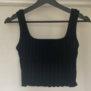 Top - Snygg svart topp, bra nu under sommaren. Har även andra färger vit, röd, grå, (grön). 2 för 49kr💕