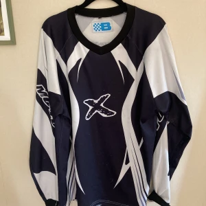 Motor x tröja - Tribalaktig motorsports tröja i storlek XL, väldigt skön och i gott skick