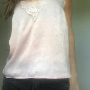 Sovlinne från H&M  - Rosa linne i silkestyg från H&M i storlek 38/M, men skulle säga att det är en S. 💕