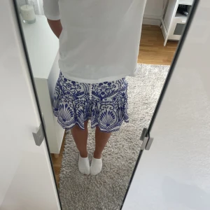 Zara kjol - Säljer nu denna populära zara kjolen med prislappen kvar. Kjolen har massor utav fina detaljer och är perfekt till sommaren. Säljer då den tyvärr är för liten för mig.🙁💗