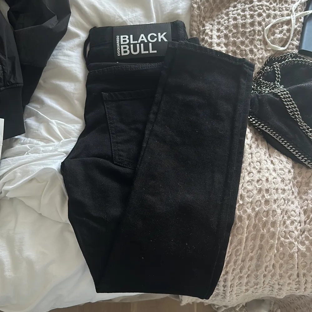 Säljer brorsans jeans som är i blåa o svarta. Blivit för små därför dom sälja. Inga skador och är inte slitna, original pris är 4599kr. Farkut & Housut.