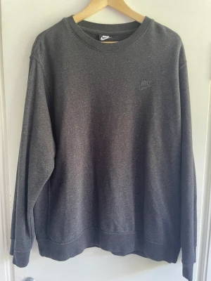 Nike sweatshirt - Säljer denna jättefräscha sweatshirten i storlek L ifrån Nike. Inga deffekter alls och är i princip i nyskick!
