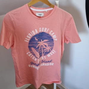 Snygg somrig t-shirt - T-shirt thriftad i stocholm 