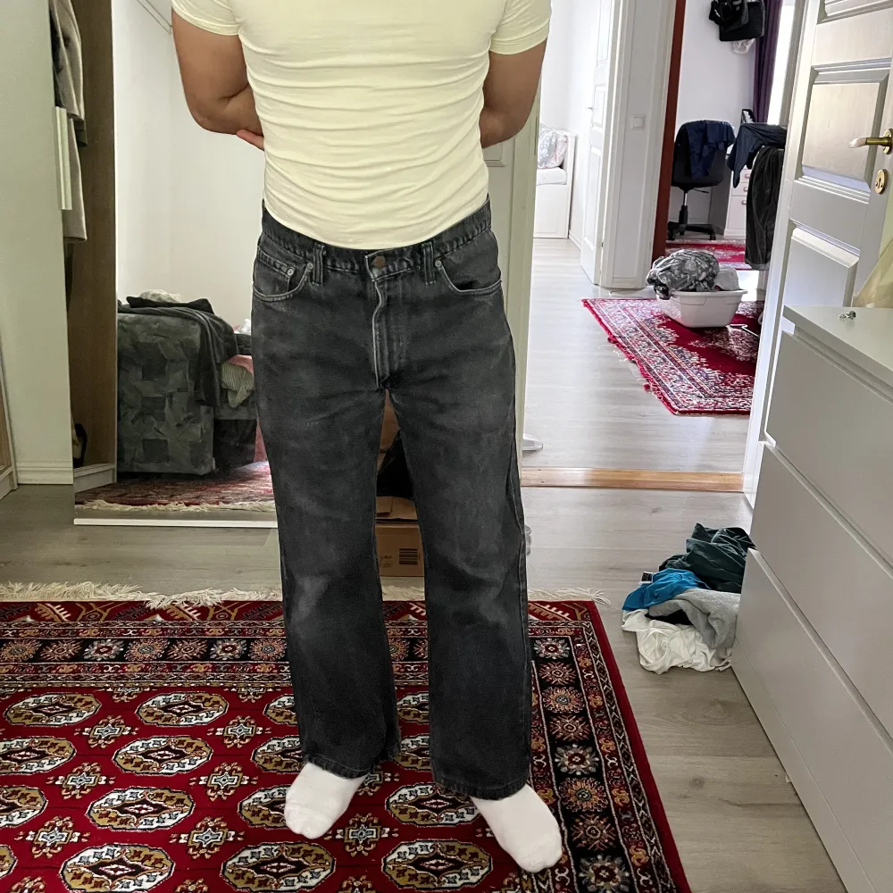 Levis jeans 506 i svart som blivit lite ljusare i färgen, hål mellan benen (se bild 3)! Storlek 34x32 men uppsydda i benen så längden är mer en 30. Jeans & Byxor.