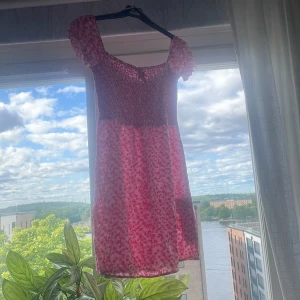 Fin sommar klänning  - Säljer denna super fina klänning som används en gång förra året. Vet tyvärr inte storleken men den går upp till mina lår och jag är ca 162❤️ kan diskuteras pris 