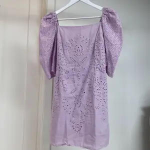 Söt lavendelfärgat klänning från HM. Säljer då den är för liten för mig💜
