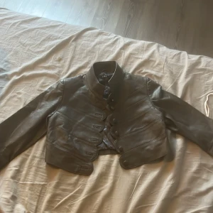 brun skinnjacka  - Säljer denna bruna skinnjacka i bra skick. Storlek S  